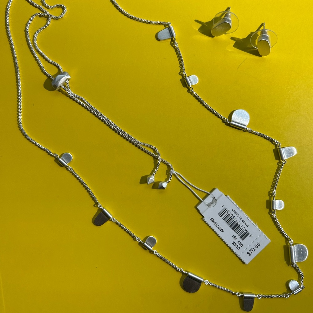 NWT Kendra Scott Olive silver necklace & EUC Kendra Scott silver stud earrings